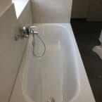 Badezimmer mit Fliesen in grau und Weiß